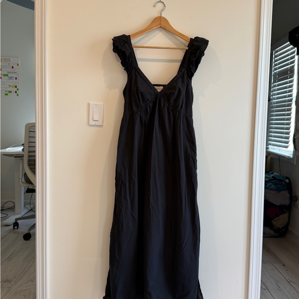 XiRENA Black Ruffled-Sleeve V-Neck Maxi Dress